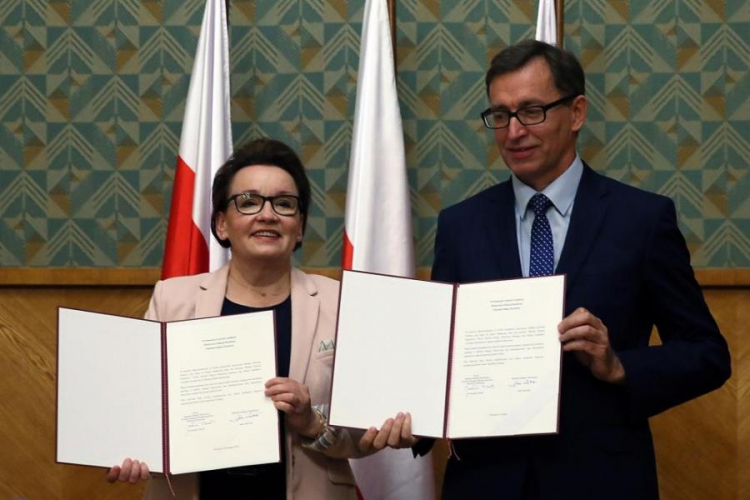 Minister Edukacji Narodowej Anna Zalewska i prezez IPN Jarosław Szarek. Fot. PAP/T. Gzell