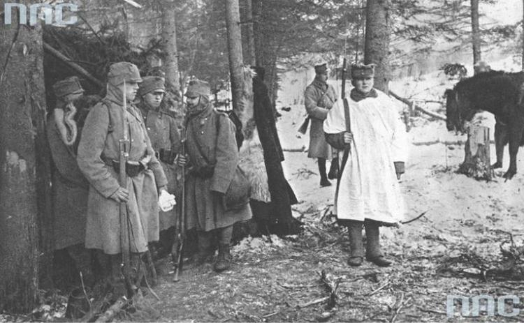 Żołnierze Legionów Polskich pod Rafajłową podczas działań na froncie wschodnim. 1914 r. Źródło: NAC