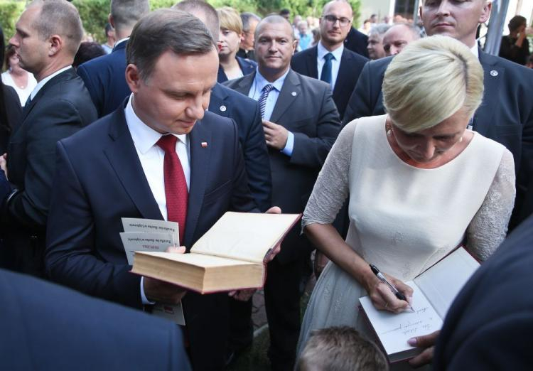  Prezydent Andrzej Duda z małżonką Agatą Kornhauser-Dudą, podczas akcji Narodowe Czytanie "Quo vadis" Henryka Sienkiewicza, 3 bm. na terenie parafii św. Rocha w podwarszawskim Lipkowie. Fot. PAP/R. Guz