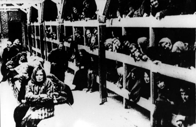 KL Auschwitz po wyzwoleniu przez Armię Czerwoną. Nz: więźniowie obozu w baraku. Styczeń 1945 r. Fot. PAP/CAF