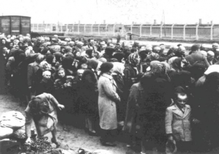Żydowskie kobiety i dzieci oczekujące na selekcję na rampie w Birkenau. 1944 r. Fot. Państwowe Muzeum Auschwitz-Birkenau