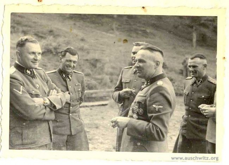 Od lewej: Richard Baer, dr Josef Mengele, Rudolf Hoess. Fot. Państwowe Muzeum Auschwitz-Birkeanu