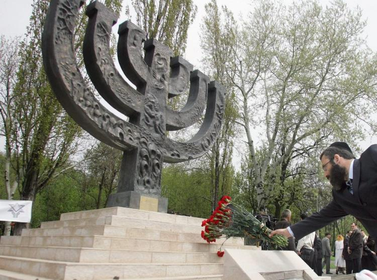 Pomnik Menorah w Babim Jarze koło Kijowa. Fot. PAP/EPA