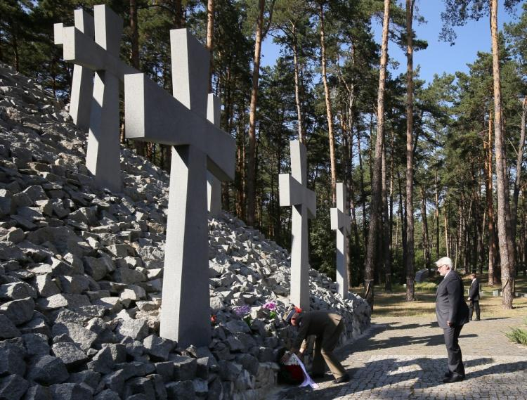 Minister spraw zagranicznych Witold Waszczykowski składa wieniec na Polskim Cmentarzu Wojennym w Kijowie - Bykowni.  Fot. PAP/P. Supernak