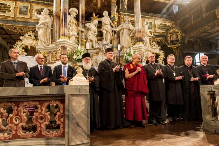 Przedstawiciele kościołów chrześcijańskich, judaizmu, islamu oraz buddyzmu podpisali w świdnickim kościele Apel o Pokój. Fot. PAP/M. Kulczyński