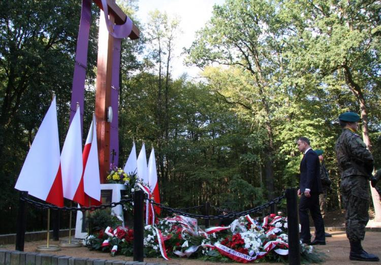 Prezydent Andrzej Duda (2P) składa wieniec w miejscu kaźni na polanie "Hubertus". Fot. PAP/K. Świderski