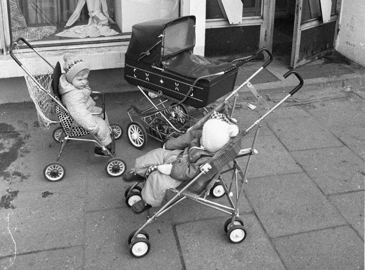 Dzieci w wózkach przed sklepem. Gdańsk, 1981-10-28. Fot. PAP/CAF/S. Kraszewski