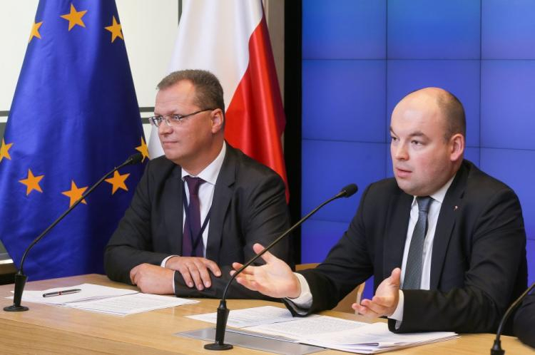 Wiceszef MSZ Jan Dziedziczak (P) i sekretarz Rady Dyplomacji Historycznej Krzysztof Strzałka podczas briefingu po pierwszym posiedzeniu Rady. Fot. PAP/P. Supernak