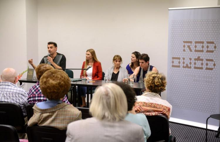 Tłumaczka Natalia Moskal (2L), wnuczka Ester Kreitman - Hazel Karr (C), wnuczka Isaaca Bashevisa Singera - Meirav Hen (P) oraz prowadzący spotkanie Remigiusz Grzela. Fot. PAP/J. Kamiński