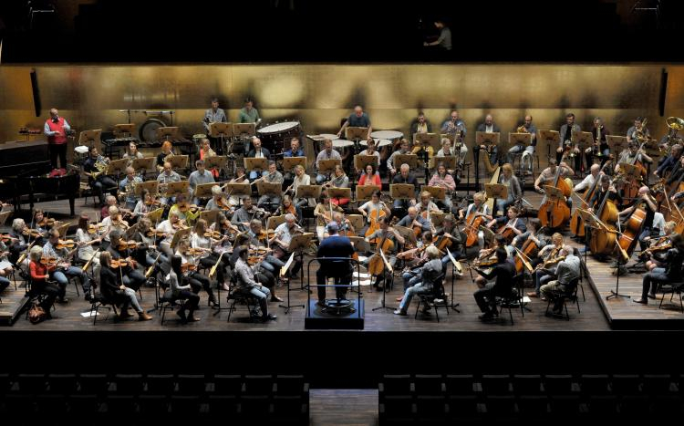 Orkiestra Filharmonii w Szczecinie podczas próby koncertu inauguracyjnego. Fot. PAP/M. Bielecki