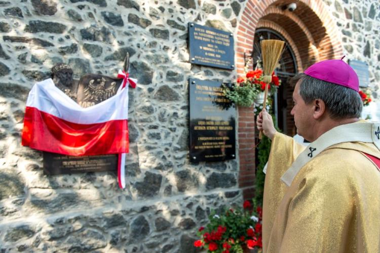 Uroczystości związane z 1050-leciem Chrztu Polski w Sobótce, na szczycie Ślęży. Abp Józef Kupny odsłania pamiątkową tablicę, Fot. PAP/M. Kulczyński
