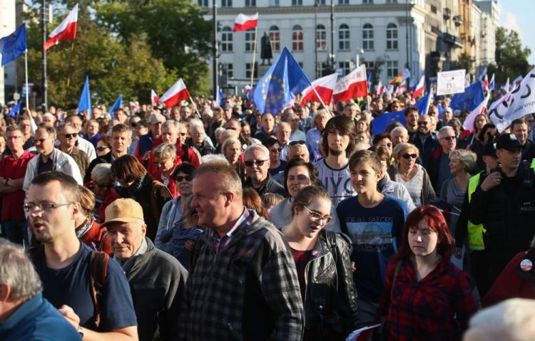Manifestacja Komitetu Obrony Demokracji "Jedna Polska, dość podziałów" w Warszawie. Fot. PAP/R. Guz