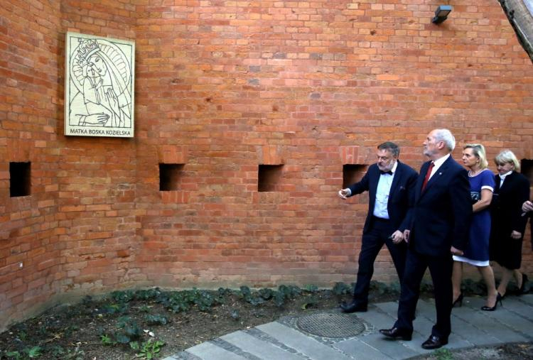 Minister obrony narodowej Antoni Macierewicz zwiedza Muzeum Katyńskie w Warszawie. Fot. PAP/T. Gzell