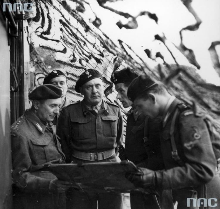 Ćwiczenia 1 Dywizji Pancernej przed inwazją na kontynent - od lewej: płk dypl. Kazimierz Dworak, gen. Stanisław Maczek, rtm. T. Wysocki. 07.1944. Fot. NAC