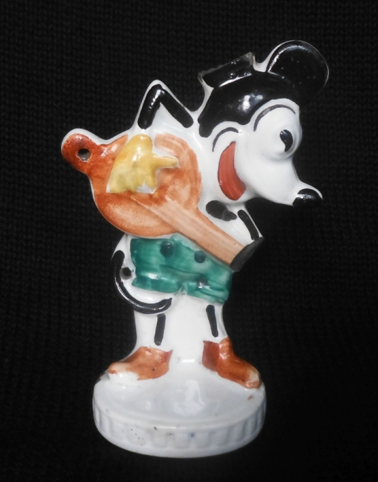 Porcelitowa figurka Myszki Mickey. Fot. Fundacja Pobliskie Miejsca Pamięci Auschwitz-Birkenau