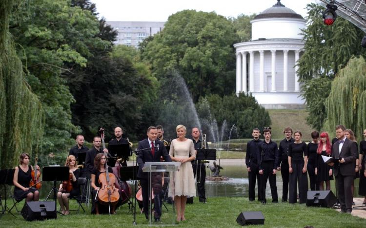 Prezydent Andrzej Duda z małżonką Agatą Kornhauser-Dudą rozpoczęli akcję Narodowe Czytanie "Quo vadis" Henryka Sienkiewicza, w Ogrodzie Saskim w Warszawie.  Fot. PAP/R. Guz