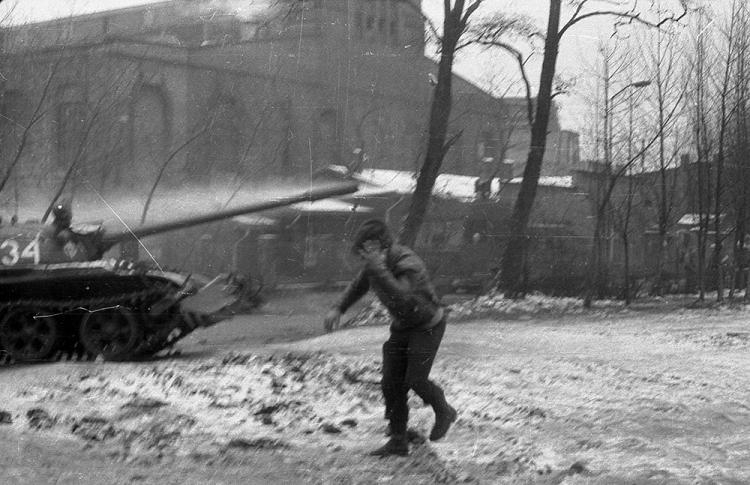 Pacyfikacja kopalni "Wujek". Katowice, 16.12.1981. Fot. PAP/CAF/M. Janicki
