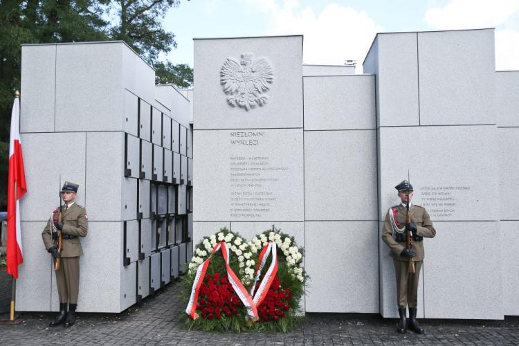 Uroczystość odsłonięcia Panteonu-Mauzoleum na Łączce na Wojskowych Powązkach. Fot. PAP/R. Guz