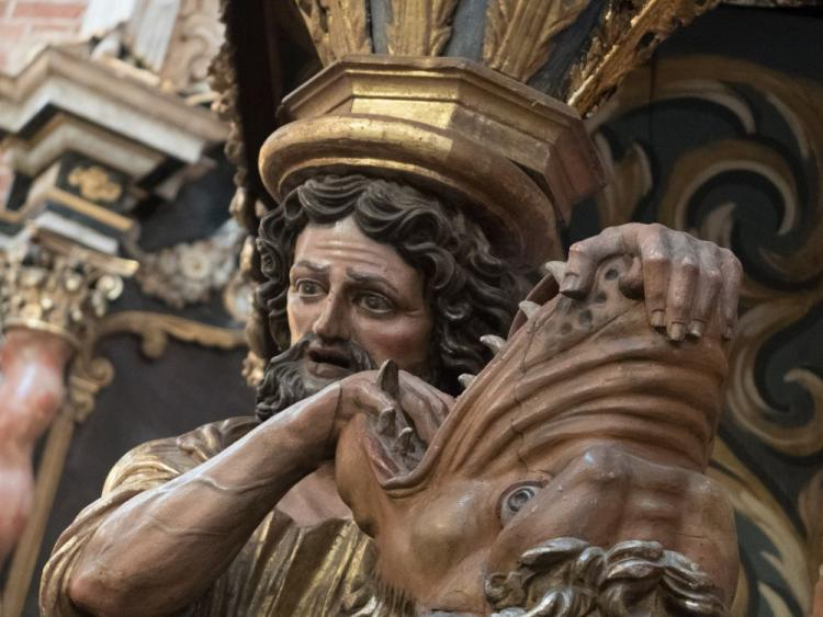 Samson walczący z lwem - rzeźba z gotyckiej Bazyliki Katedralnej w Pelplinie. Fot. PAP/G. Michałowski 