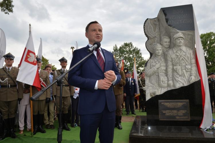 Prezydent A. Duda przemawia podczas odsłonięcia pomnika upamiętniającego Żołnierzy Wyklętych na cmentarzu w Doylestown. Fot. PAP/J. Turczyk