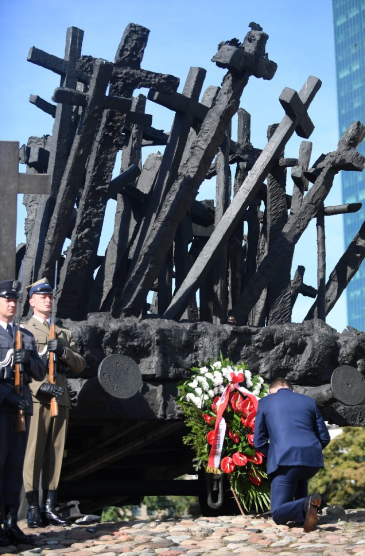 Prezydent Andrzej Duda złożył wieniec i zapalił znicz przed pomnikiem Poległym i Pomordowanym na Wschodzie. Fot. PAP/B. Zborowski 