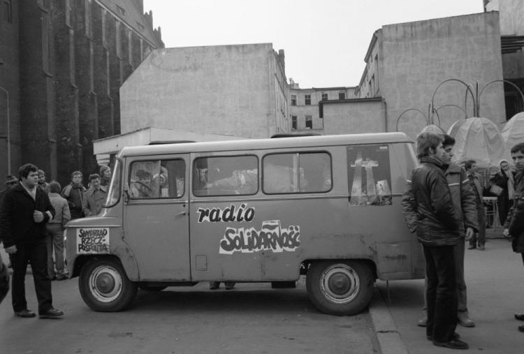 Ruchomy punkt informacyjny Radia „Solidarność” we Wrocławiu. Październik 1981 r. Fot. PAP/CAF/E. Wołoszczuk