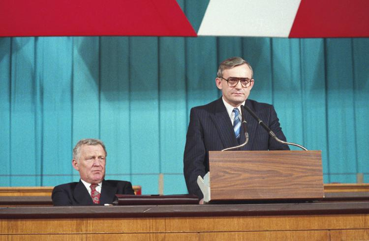 I sekretarz KC PZPR Mieczysław Rakowski i przew. zjazdu Leszek Miller. Warszawa 27.01.1990. Fot.PAP/G. Rogiński 