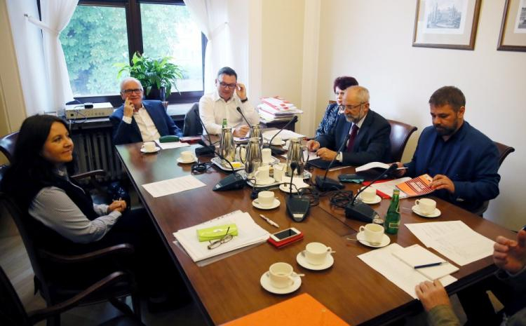 Przewodniczący Rady Mediów Narodowych Krzysztof Czabański (2L) oraz członkowie RMN Joanna Lichocka (L), Juliusz Braun (2P), Grzegorz Podżorny (P) podczas posiedzenia Rady. 20.09.2016. Fot. PAP/T. Gzell