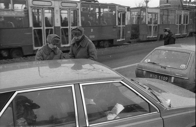Warszawa po wprowadzeniu stanu wojennego. 12.1981. Fot. PAP/CAF/W. Frelek