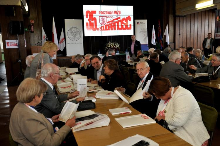 Obchody 35. rocznicy I walnego zebrania delegatów NSZZ "Solidarność" Pomorza Zachodniego w historycznej świetlicy byłej Stoczni Szczecińskiej. Fot. PAP/M. Bielecki