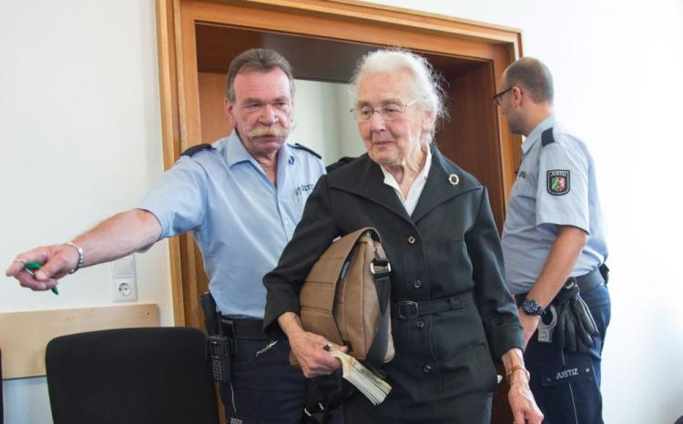 Ursula Haverbeck przed sądem w Detmold. Fot. PAP/EPA