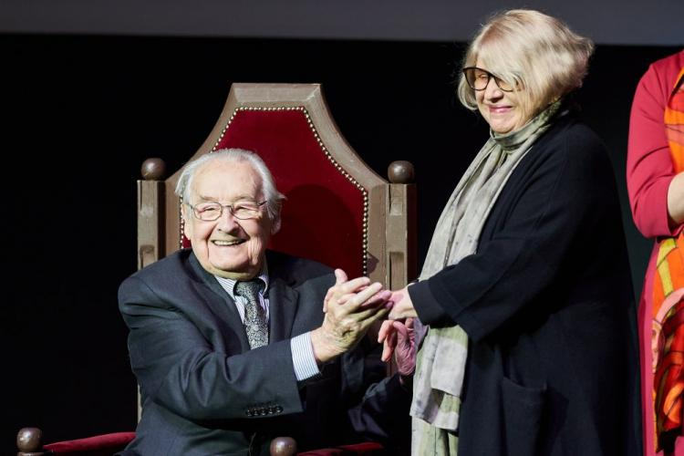 Andrzej Wajda z żoną Krystyną Zachwatowicz-Wajdą w trakcie uroczystości z okazji 90. urodzin reżysera przed pokazem filmu "Powidoki" na 41. Festiwalu Filmowym w Gdyni. Fot. PAP/J. Dzban