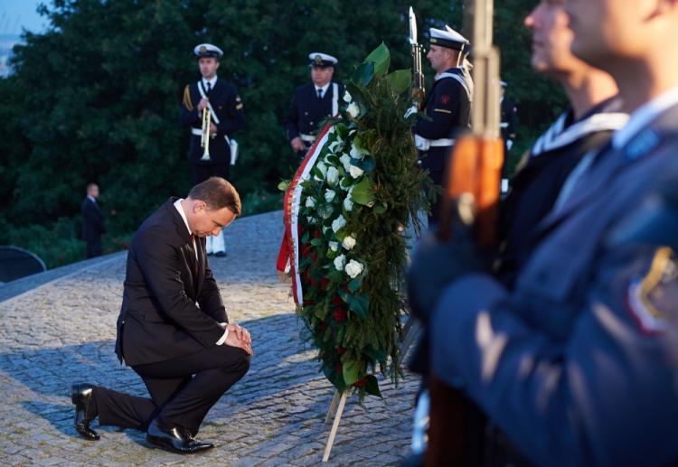 Prezydent Andrzej Duda składa kwiaty przed Pomnikiem Obrońców Wybrzeża na Westerplatte. Fot. PAP/A. Warżawa