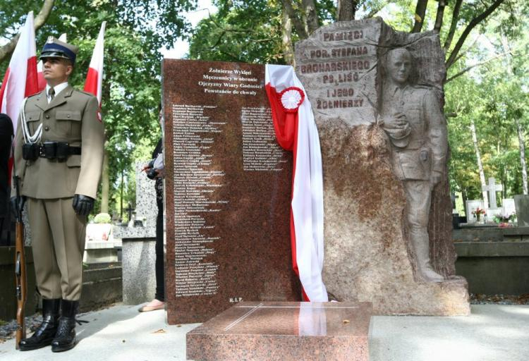 Odsłonięcie Panteonu Żołnierzy Wyklętych (L) i grobowca rodziny Bronarskich na cmentarzu miejskim przy ul. Kobylińskiego w Płocku. Fot. PAP/M. Bednarski