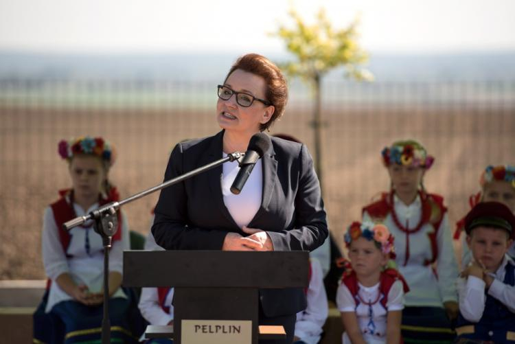 Minister edukacji Anna Zalewska podczas ogólnopolskiej inauguracji roku szkolnego, w Rudnie w województwie pomorskim. Fot. PAP/R. Jocher