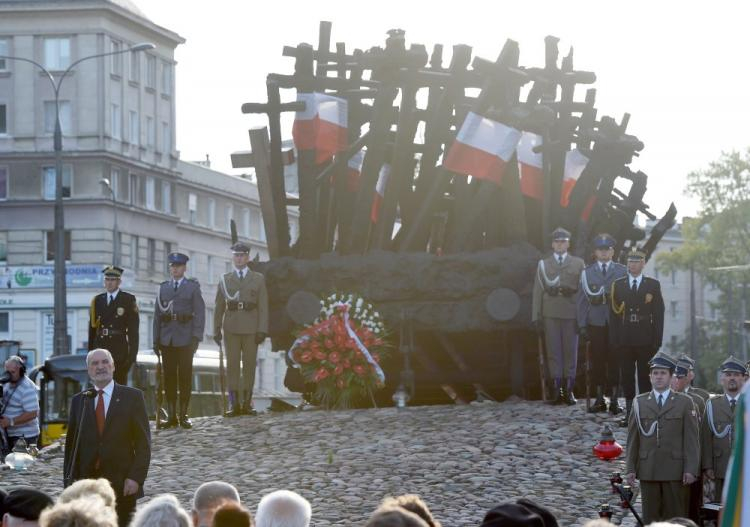 Minister obrony narodowej Antoni Macierewicz (L) podczas uroczystych obchodów 77. rocznicy agresji sowieckiej na Polskę przed pomnikiem Poległym i Pomordowanym na Wschodzie w Warszawie. Fot. PAP/R. Pietruszka