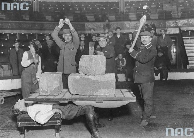 Siłacz Zygmunt Breitbart podczas występu w cyrku. 1925 r. Źródło: NAC