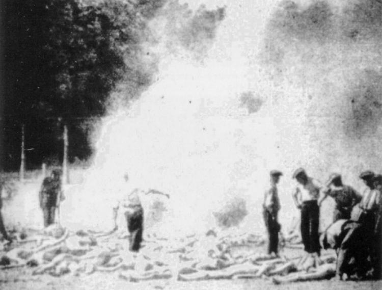 Palenie zwłok Żydów w KL Auschwitz-Birkenau. Fotografia wykonana potajemnie przez jednego z członków żydowskiego Sonderkommando w 1944 r. Źródło: IPN