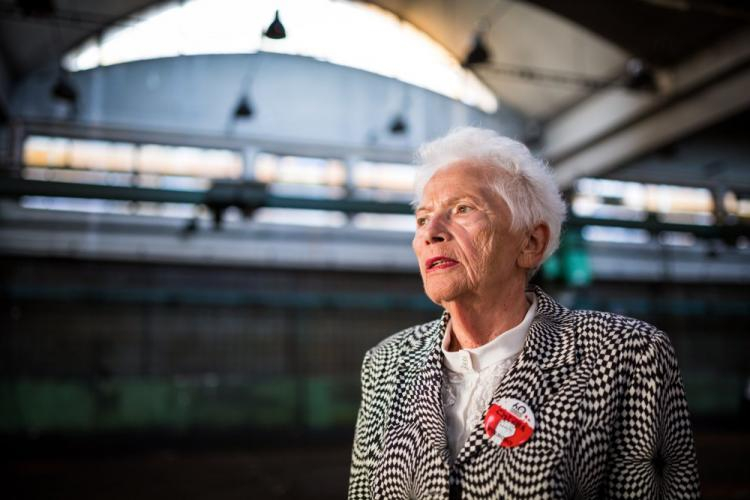 Aleksandra Banasiak, uczestniczka Poznańskiego Czerwca '56, w historycznej hali 7 Zakładów im. Hipolita Cegielskiego w Poznaniu. Fot. PAP/M. Zakrzewski