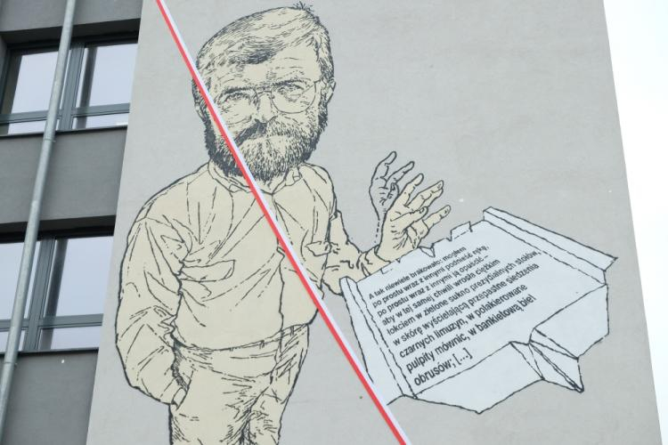 Na ścianie Collegium Novum Uniwersytetu im. Adama Mickiewicza w Poznaniu został odsłonięty mural przedstawiający Stanisława Barańczaka rzucającego papierowy samolot z fragmentem wiersza dedykowanego Adamowi Michnikowi "A tak niewiele brakowało". Fot. PAP/J. Kaczmarczyk