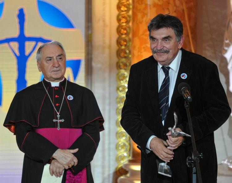 Jan Budziaszek (P) odebrał z rąk abp. Józefa Kowalczyka nagrodę Totus w kategorii "osiągnięcia w dziedzinie kultury chrześcijańskiej". Fot. PAP/M. Obara