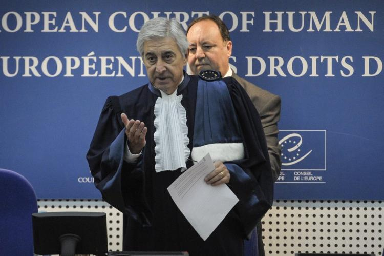 Wiceprezes ETPC Josep Casadevall po ogłoszeniu wyroku w Europejskim Trybunale Praw Człowieka. 21.10.2013. Fot. PAP/W. Dąbkowski