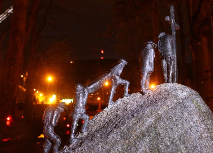 Figurki ratowników na grobie Tadeusza Giewonta na cmentarzu na Pęksowym Brzyzku w Zakopanem. Fot. PAP/G. Momot