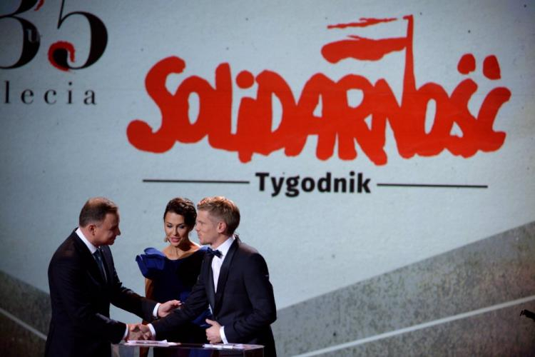 Prezydent Andrzej Duda (L), redaktor naczelny Tygodnika Solidarność Krzysztof Świątek i dziennikarka TVP Anna Popek podczas uroczystości 35-lecia Tygodnika Solidarność. Fot. PAP/J. Turczyk