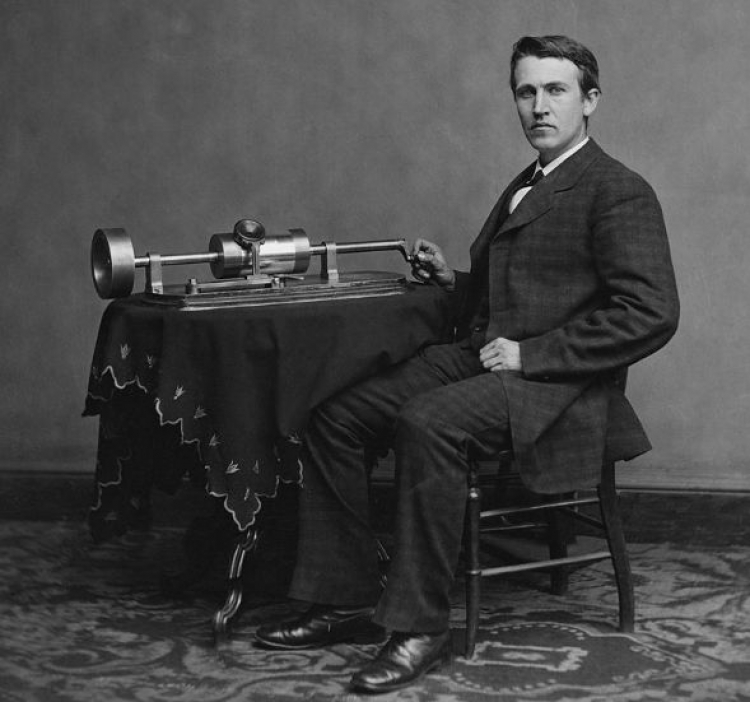 Thomas Edison z fonografem. Fot. Wikimedia Commons