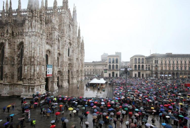 Ceremonia żałobna Dario Fo na Piazza Duomo w Mediolanie. Fot. PAP/EPA