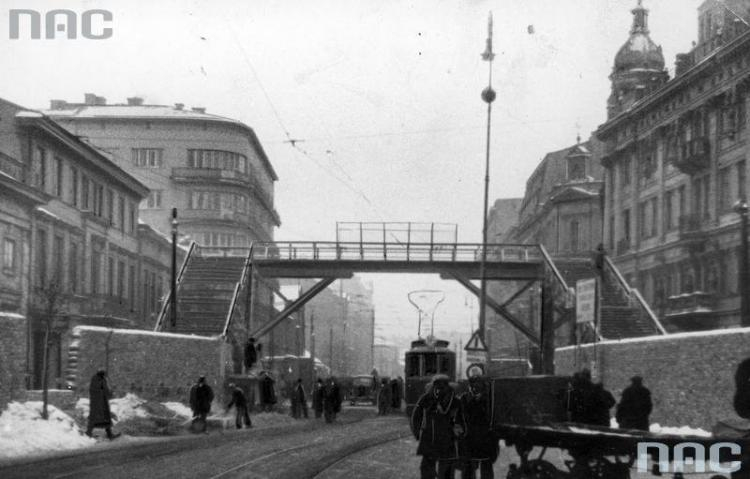 Warszawskie getto - most nad ulicą Chłodną. Fot. NAC