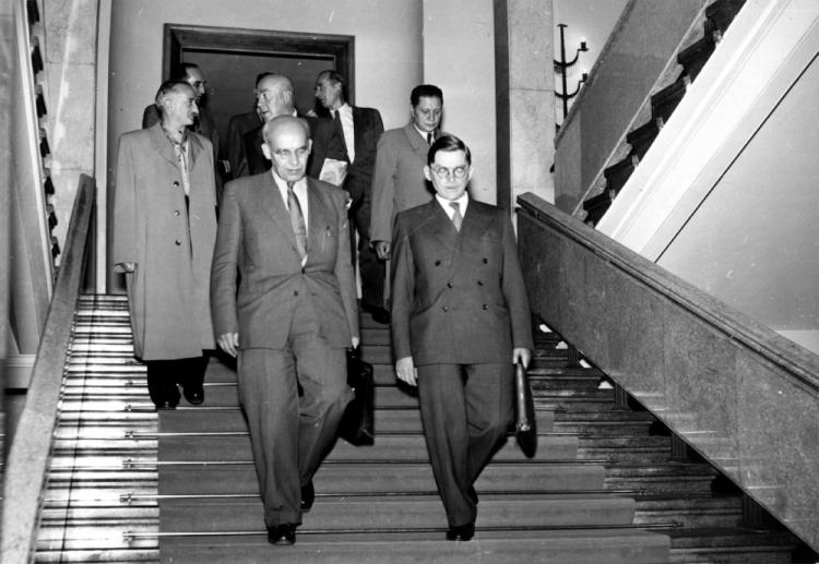 19-21.10.1956. VIII Plenum KC PZPR, podczas którego wybrano na I sekretarza Wiesława Gomułkę; z tyłu premier Józef Cyrankiewicz. Fot. PAP/Wdowiński 