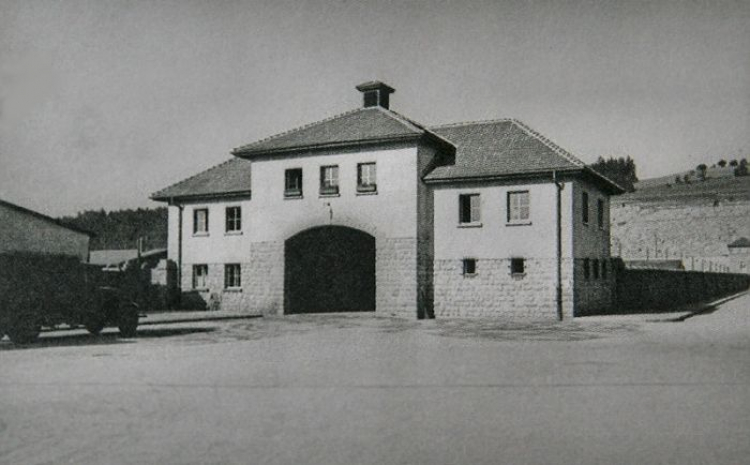 . Jourhaus - kiedyś główna brama do obozu KZ Gusen, dziś ten sam budynek spełnia rolę willi.