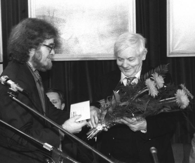 Wreczenie nagrody miesięcznika "Literatura" Zbigniewowi Herbertowi. 10.12.1992. Fot. PAP